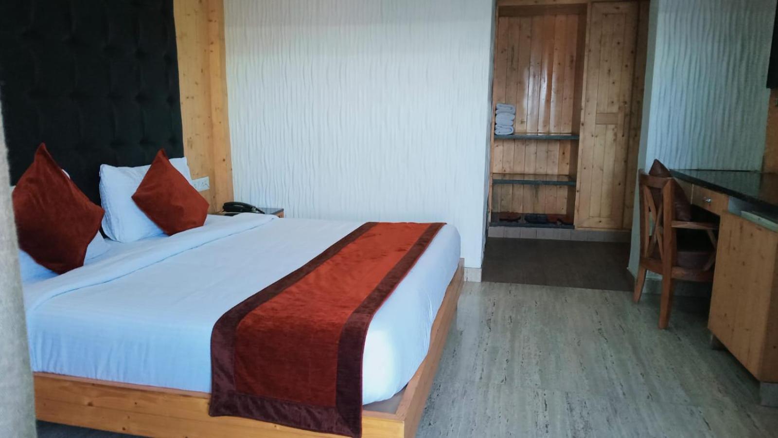 Blue Pine Resort Лансдаун Экстерьер фото