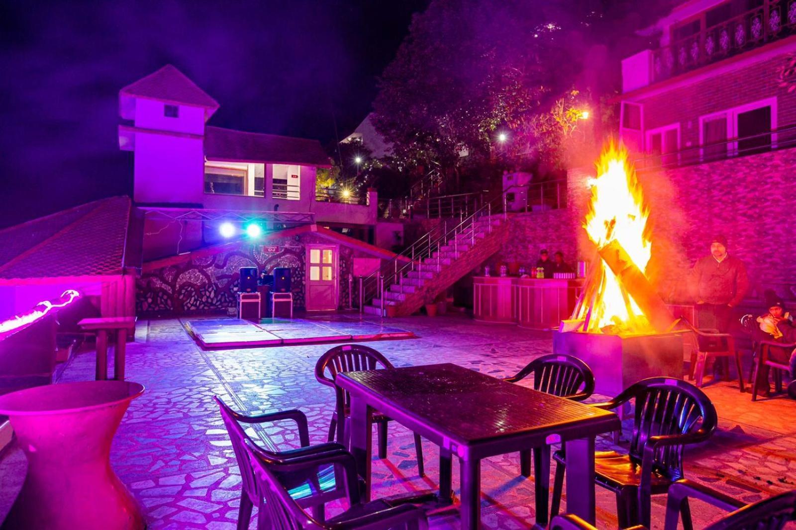 Blue Pine Resort Лансдаун Экстерьер фото
