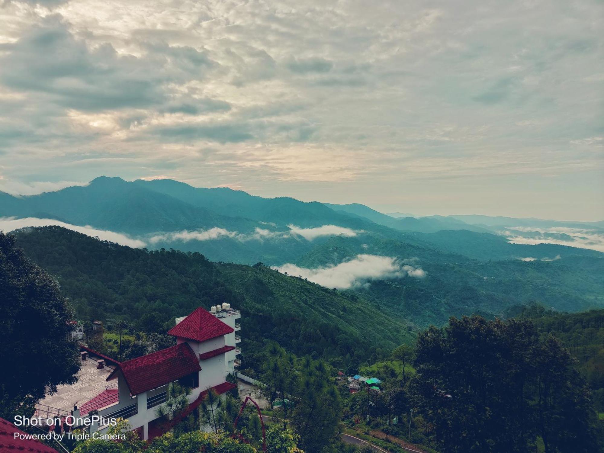 Blue Pine Resort Лансдаун Экстерьер фото